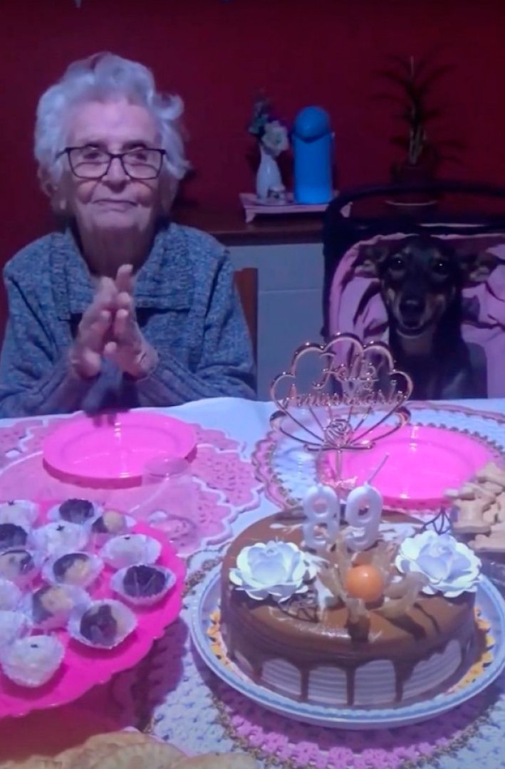 anciana con sus perritos
